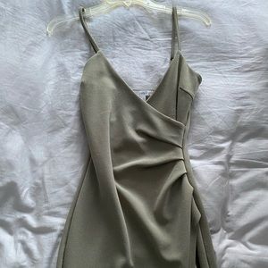 BEAUTIFUL OLIVE GREEN MIDI DRESS😍